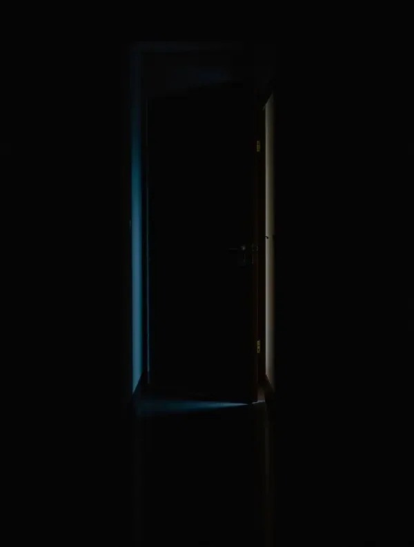 《午夜十二点的来客》短剧封面，悬疑题材